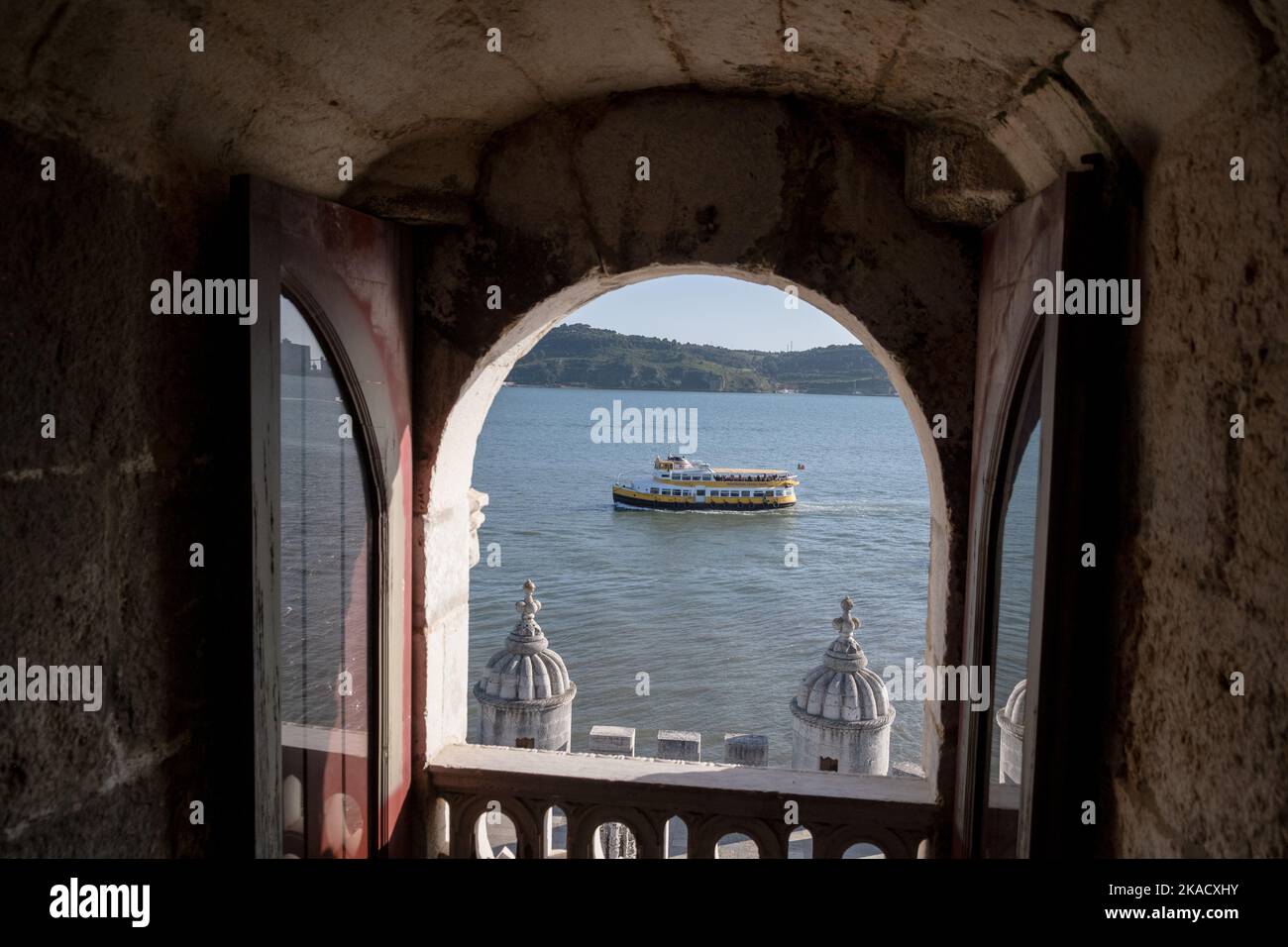 BARCA TURISTICA, TORRE DI BELEM: Vista dall'interno dalla finestra del balcone durante la crociera turistica. La barca passa per Torre de Belém (Torre di Belém), Lisbona. Foto: Rob Watkins Foto Stock