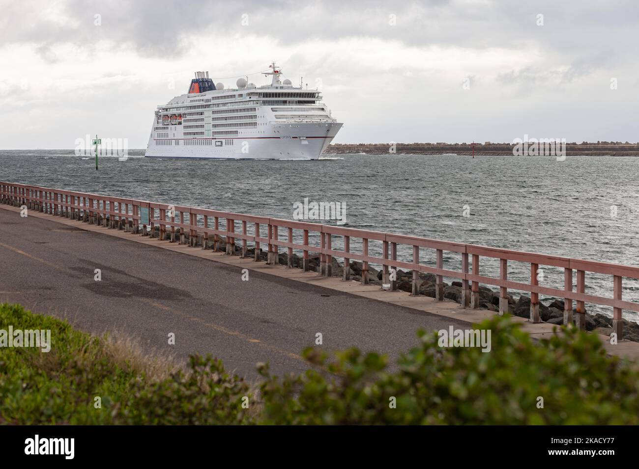 Bella nave da crociera che entra nel porto di Durban. Foto Stock