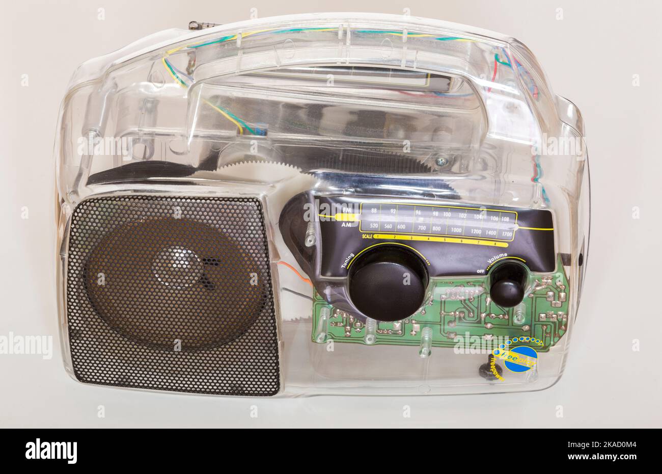 Freeplay orologio / lavoro solare FM / AM radio con vedere attraverso la custodia in plastica trasparente che mostra come le ruote dentate, ingranaggi e con i denti rilasciare energia e alimentare il ricevitore. REGNO UNITO (132) Foto Stock