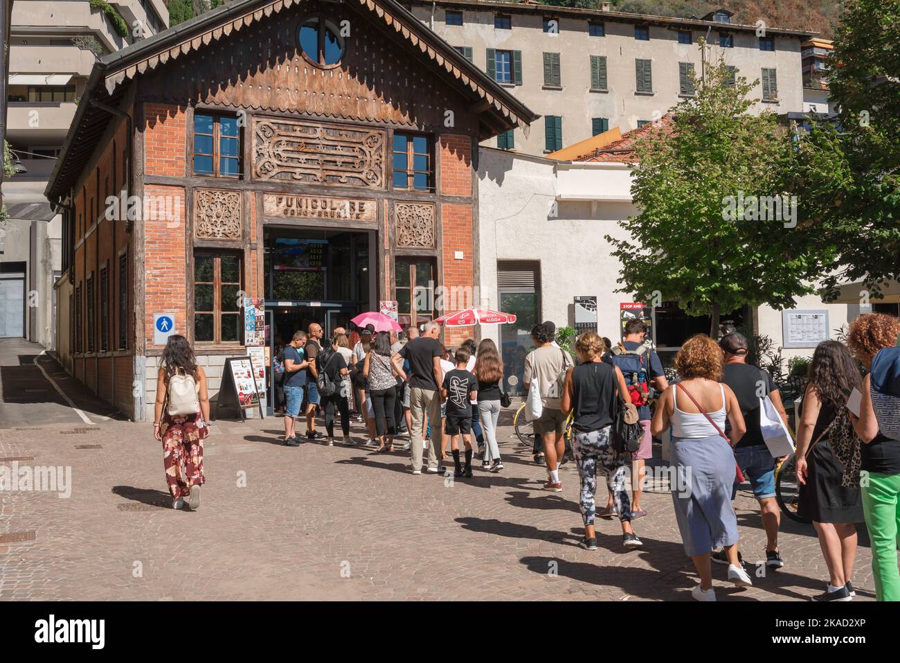 Funicolare della città di Como, vista delle persone che fanno la fila alla stazione funicolare di Como - Brunate nella città di Como, Lombardia, Italia Foto Stock