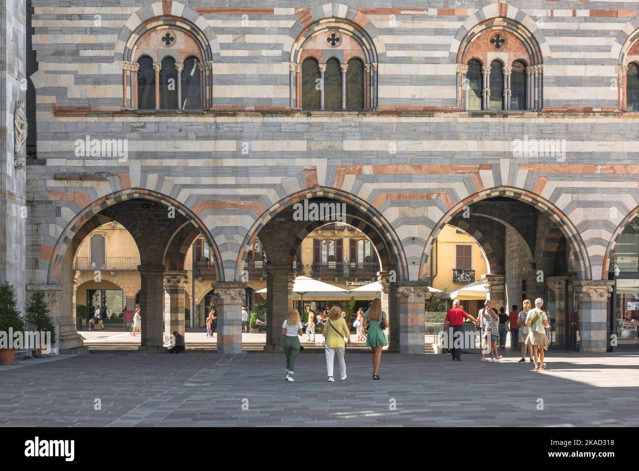 Città rinascimentale d'Italia, vista degli archi del Broletto, ex tribunale rinascimentale nel centro storico della città di Como Foto Stock