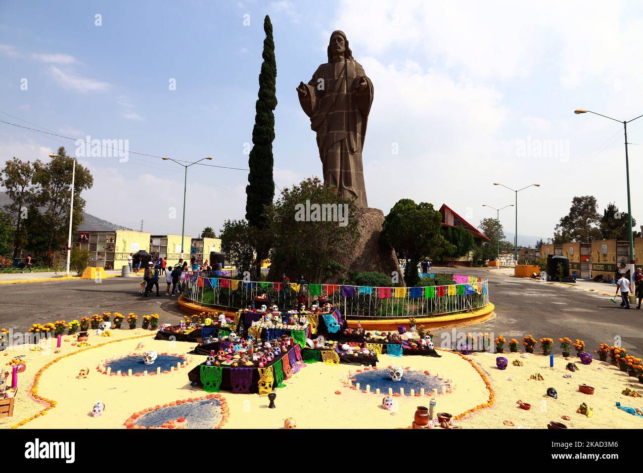 1 novembre 2022, comune di Nezahualcoyotl, Messico: Un giorno dei morti ofrenda adorna l'ingresso al cimitero municipale di Nezahualcoyotl, Stato del Messico. Il 1 novembre 2022 nel comune di Nezahualcoyotl, Messico (Foto di Luis Barron / Eyepix Group/Sipa USA). Foto Stock