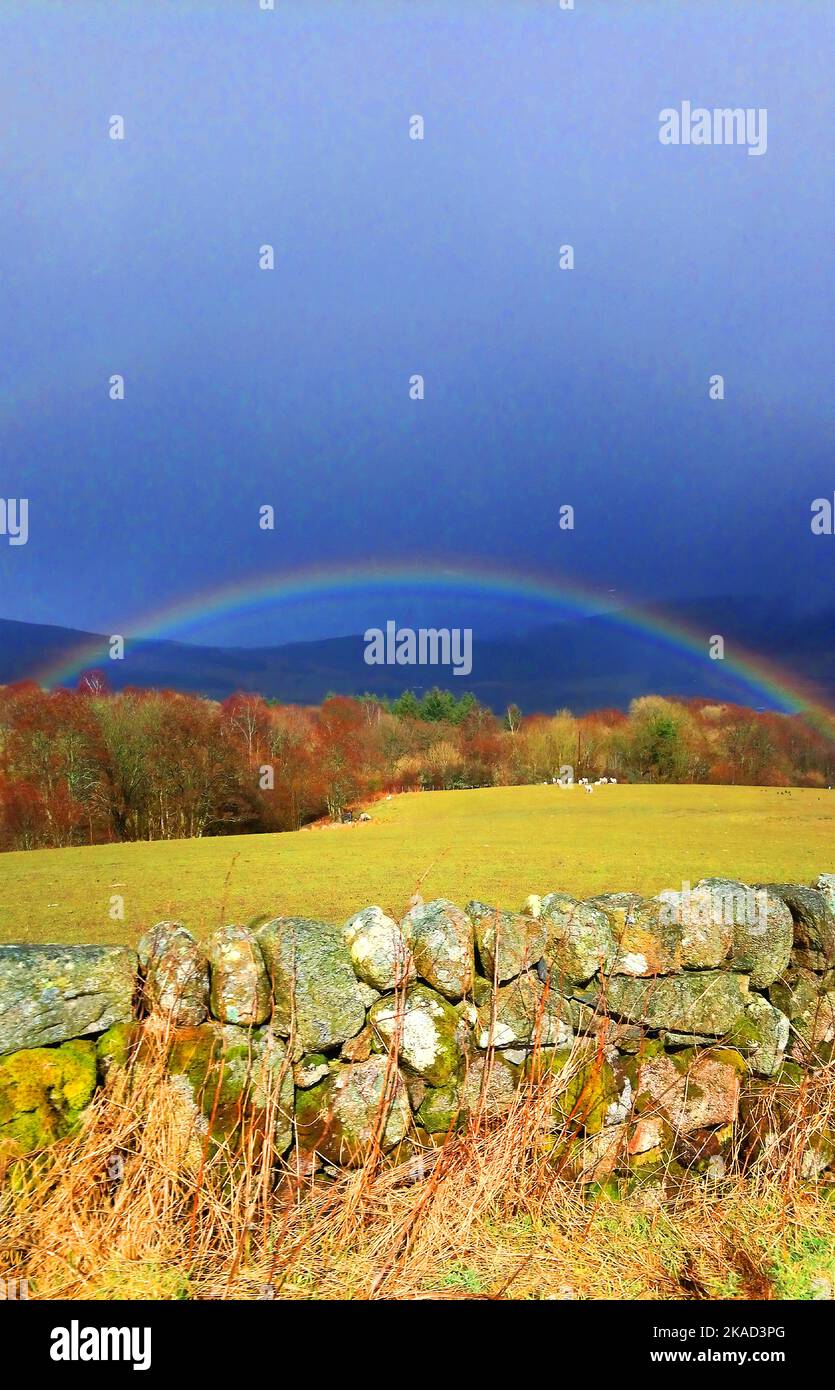 Arcobaleno scozzese in campi con colori autunnali e pastello Foto Stock