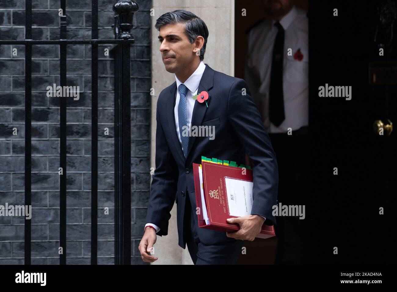 Londra, Regno Unito. 02nd Nov 2022. Il primo ministro Rishi Sunak lascia il 10 Downing Street a Londra per partecipare alle PMQ il 2nd novembre 2022. Credit: Lucy North/Alamy Live News Foto Stock