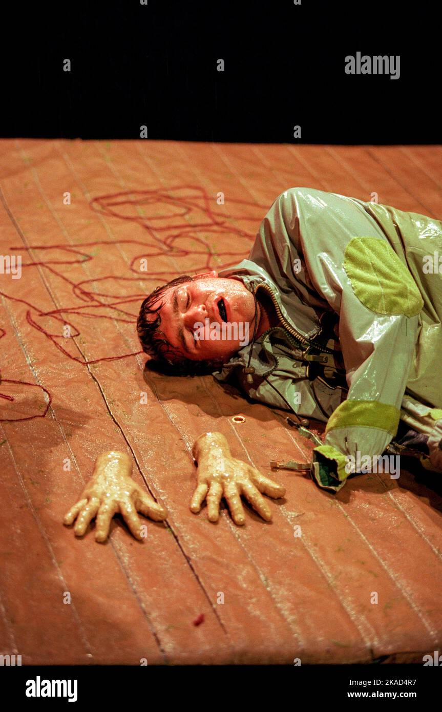 James Cunningham (Carl) in RIPULITO da Sarah Kane al Royal Court Theatre Downstairs (Duke of Yorks), Londra WC2 06/05/1998 design: Jeremy Herbert illuminazione: Nigel Edwards coreografia: Wayne MacGregor regista: James Macdonald Foto Stock