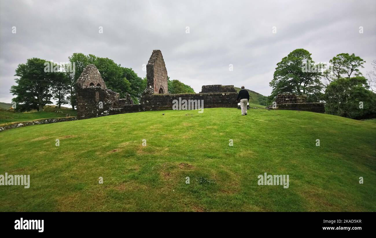 2019 foto - Vista in lontananza della Chiesa di San Blane, Isola di Bute, Scozia. Saint Blane o Bláán era un primo vescovo scozzese cristiano del Pitti, nato in una data sconosciuta sull'isola di Bute. Morì il 590 d.C. La sua festa è il 10th agosto. E' riconosciuto anche dalla Chiesa Episcopale Scozzese, dalla Chiesa Cattolica Romana e dalla Chiesa Ortodossa Orientale. Si dice che la doppia sepoltura sia per maschi e femmine, anche se altre autorità pensano che quella superiore sia per monaci mentre quella inferiore sia per laici. Si dice che San Blane sia sepolto nel cimitero superiore. Foto Stock