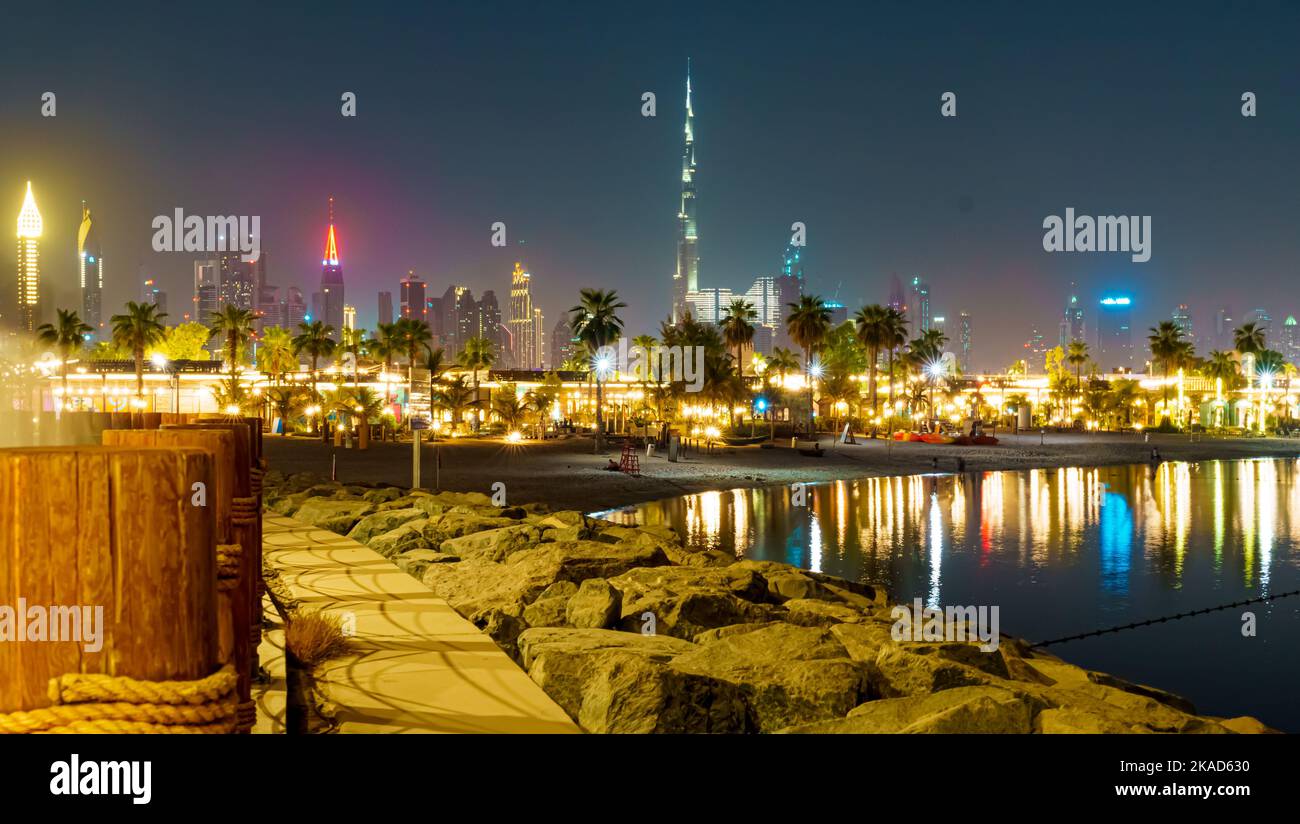 Una vista panoramica del centro di Dubai con il grattacielo Burj Khalifa illuminato dalle luci di notte Foto Stock