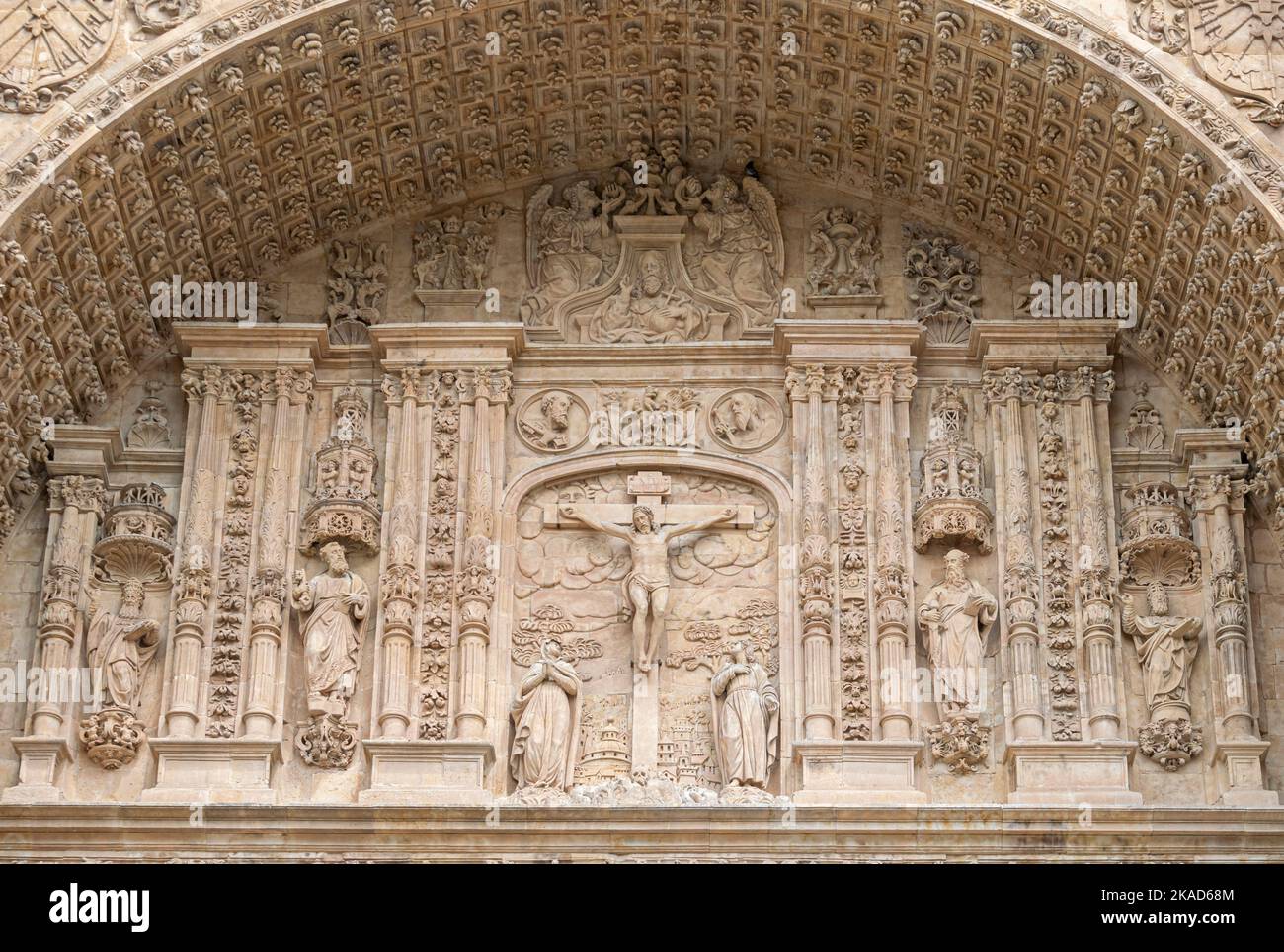 Un bassorilievo con la crocifissione di Gesù Cristo nel monastero di San Esteban a Salamanca Foto Stock