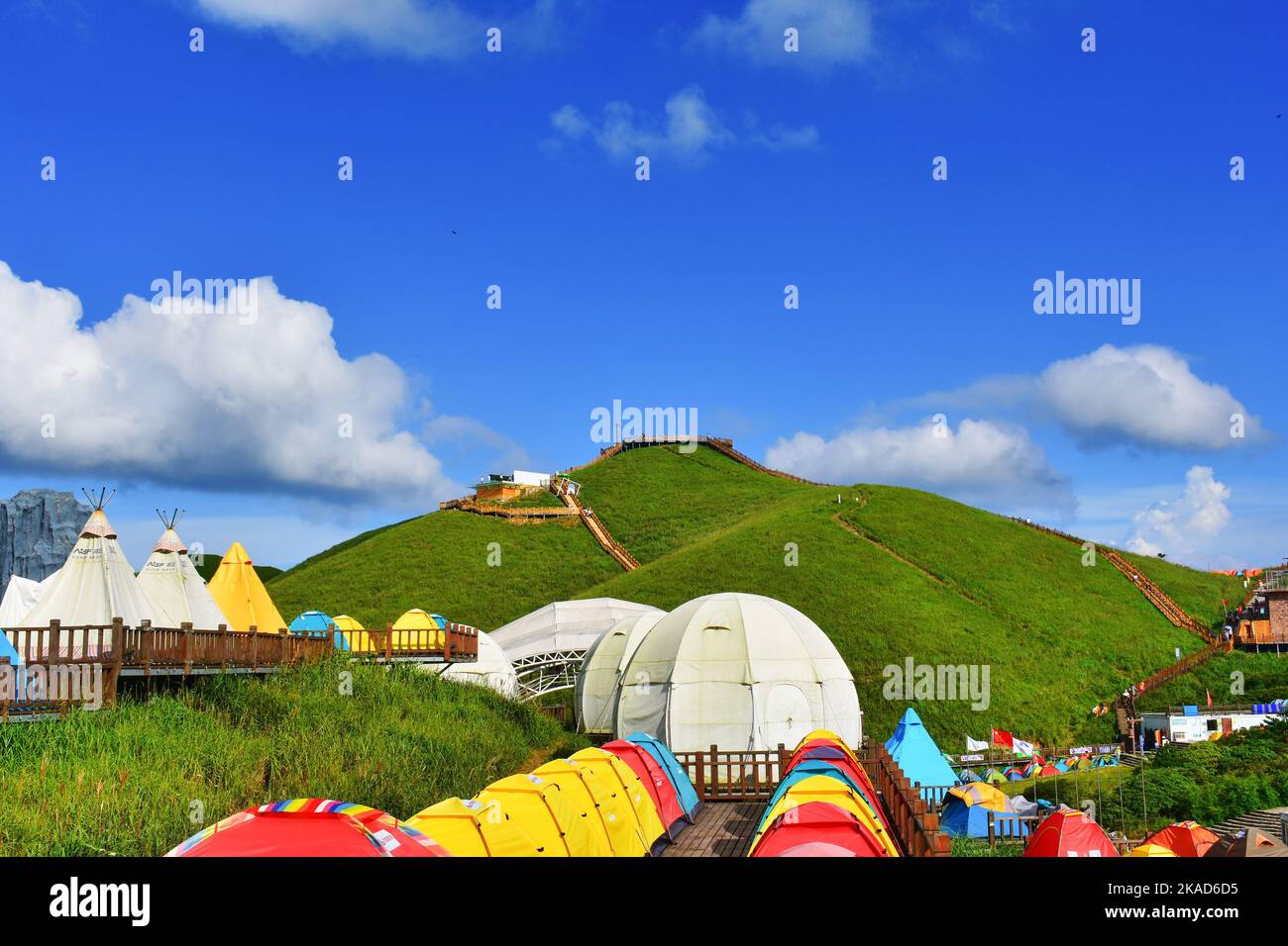 Le tende colorate contro le verdi colline e il cielo blu. Provincia di Jiangxi, Cina. Foto Stock