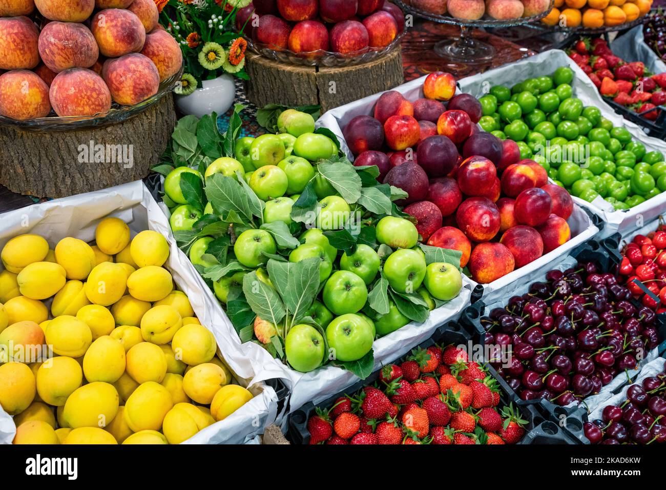 Mercato verde a Baku. Frutta e verdura fresca in un bazar di cibo tradizionale. Baku, Azerbaigian. Foto Stock