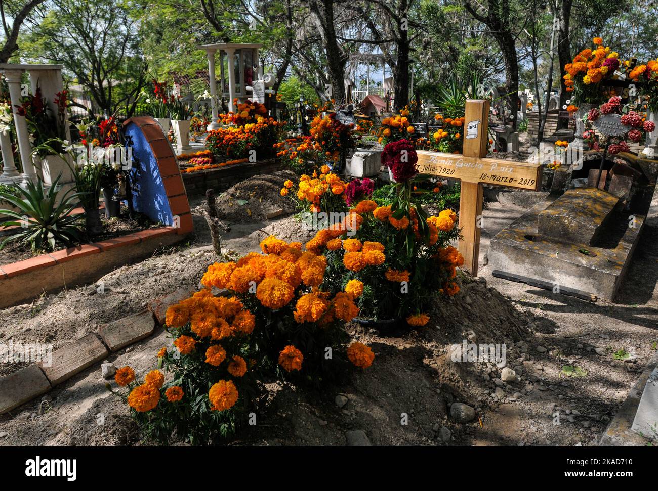 1 novembre 2022, San Agustin Etla, Messico: Le persone frequentano il cimitero di San Agustin per adornare le tombe dei loro cari con fiori Cempasuchil e candele leggere come parte della tradizione dia de Muertos. Il 1 novembre 2022 a San Agustin Etla, Messico. (Foto di Ginare/ Eyepix Group/Sipa USA) Foto Stock