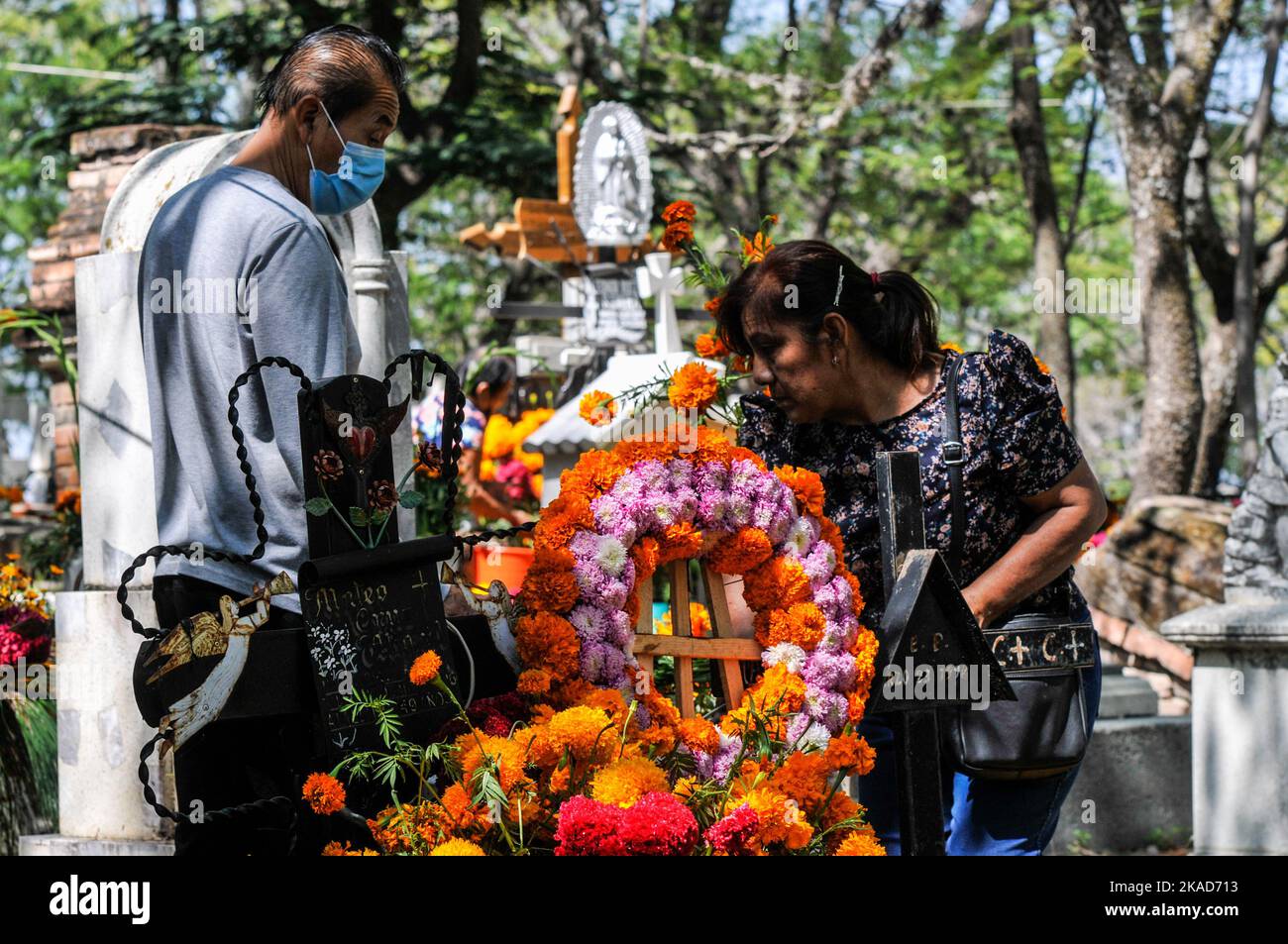 1 novembre 2022, San Agustin Etla, Messico: Le persone frequentano il cimitero di San Agustin per adornare le tombe dei loro cari con fiori Cempasuchil e candele leggere come parte della tradizione dia de Muertos. Il 1 novembre 2022 a San Agustin Etla, Messico. (Foto di Ginare/ Eyepix Group/Sipa USA) Foto Stock