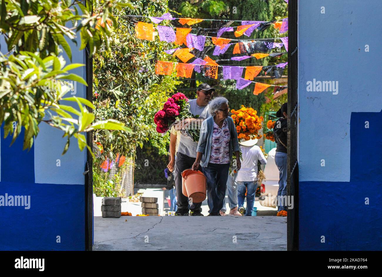 1 novembre 2022, San Agustin Etla, Messico: Le persone frequentano il cimitero di San Agustin per adornare le tombe dei loro cari con fiori Cempasuchil e candele leggere come parte della tradizione dia de Muertos. Il 1 novembre 2022 a San Agustin Etla, Messico. (Foto di Ginare/ Eyepix Group/Sipa USA) Foto Stock