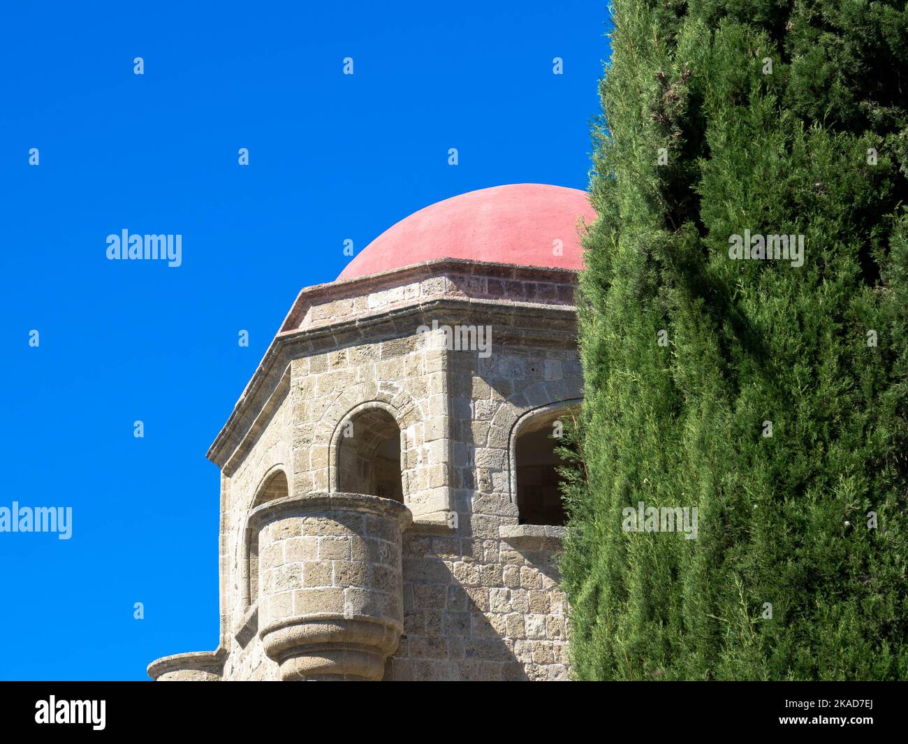 Il monastero bizantino di Panagia Filerimos si trova su una collina sopra Ialyssos. Isola di Rodi, Grecia Foto Stock