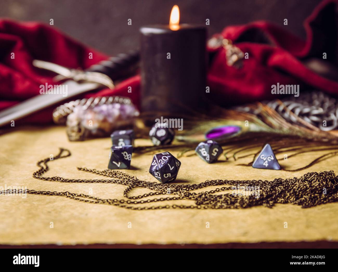 Gioco di ruolo fantasy gioco da tavolo ancora vita concetto. Focalizzazione selettiva sui dadi. Sfondo decorato con vari oggetti carattere strumenti. Foto Stock