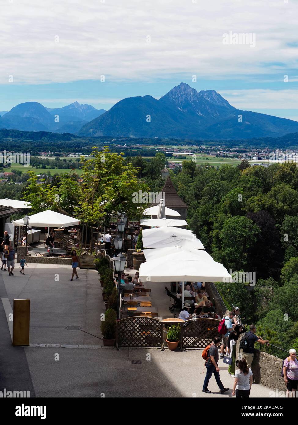 Persone che mangiano e bevono in un caffè all'interno dei terreni della fortezza di Hohensalzburg, Salisburgo, Austria, Europa Foto Stock