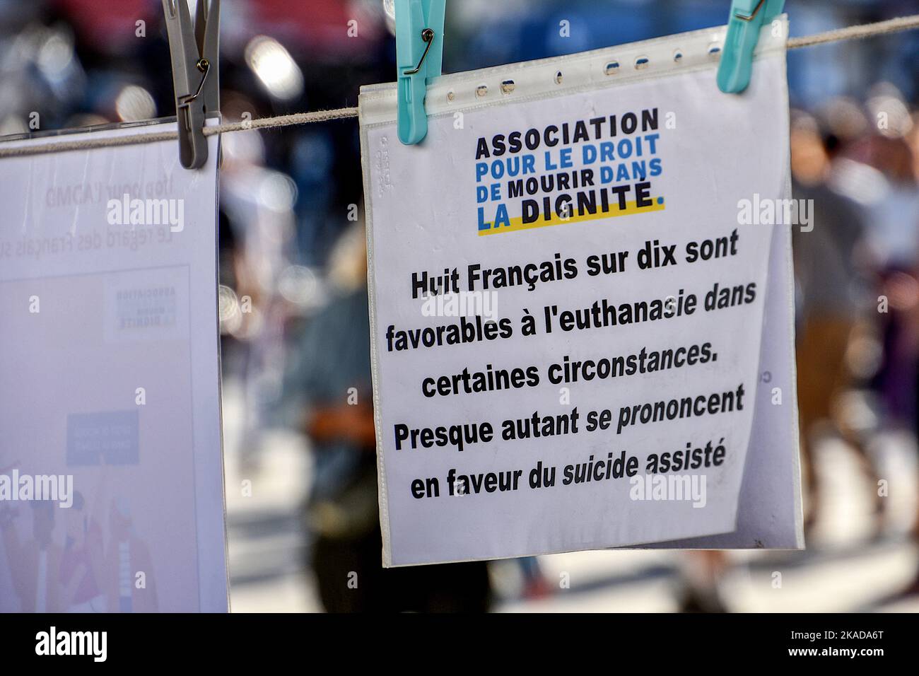 Durante la manifestazione di eutanasia sono appesi cartelli che esprimono le opinioni dei manifestanti. Su richiesta dell'Associazione per il diritto alla morte con dignità, la Lega dei diritti dell'uomo e il libero pensiero popolare si sono riuniti per chiedere una vera legge sulla fine della vita per autorizzare la morte assistita, come già avviene in Italia, Spagna, Portogallo, Austria, Nei Paesi Bassi e presto in Germania. Il 90 per cento dei francesi sarebbe favorevole. (Foto di Gerard Bottino / SOPA Images/Sipa USA) Foto Stock