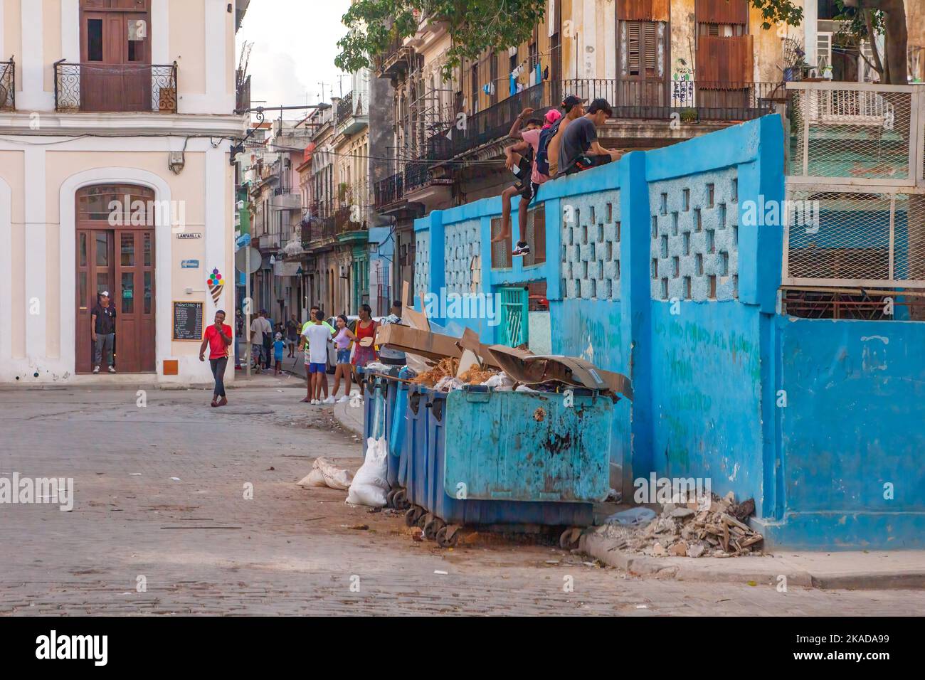 Un gruppo di pattumiere che traboccano. Lo stile di vita del popolo cubano si vede sullo sfondo Foto Stock
