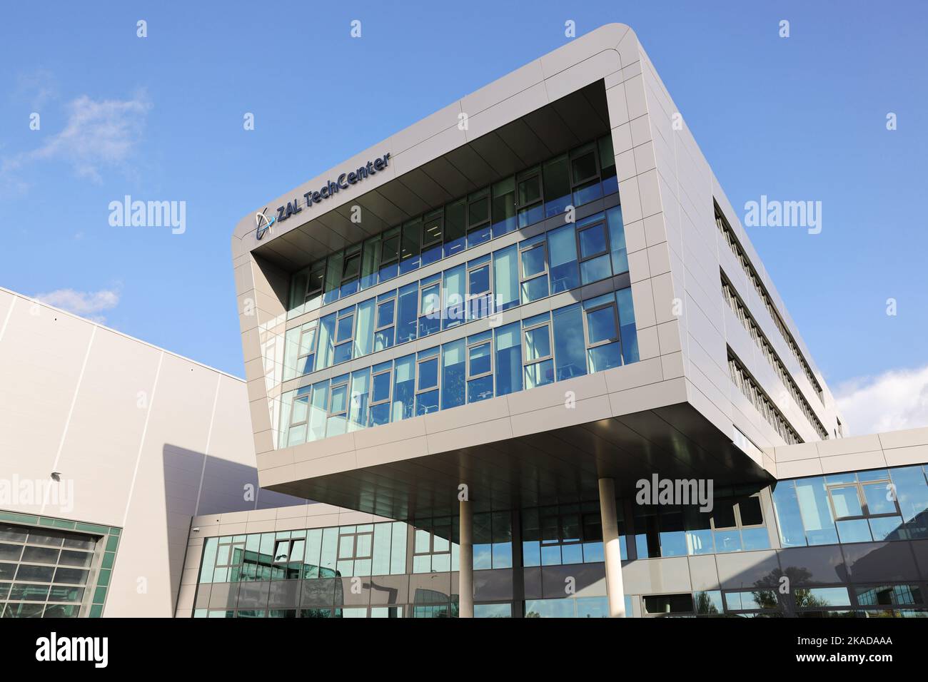02 novembre 2022, Amburgo, Finkenwerder: Vista esterna del Centro per la Ricerca sull'aviazione applicata (ZAL) di Finkenwerder. Diverse piccole e medie imprese del settore aeronautico hanno presentato mercoledì i loro progetti finanziati dal programma di finanziamento GATE (Green Aviation Technologies) dell'IFB di Amburgo. Tali progetti comprendono progetti quali sistemi e produzione di aeromobili sostenibili, cabine di aeromobili leggere, modulari e integrate, operazioni di aeromobili sostenibili o l'ulteriore sviluppo e messa in rete di infrastrutture di ricerca legate all'idrogeno per aeromobili di breve e medio raggio. Foto: Chris Foto Stock