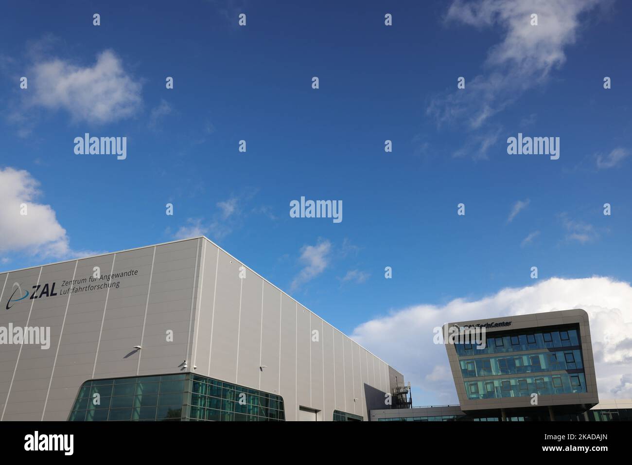02 novembre 2022, Amburgo, Finkenwerder: Vista esterna del Centro per la Ricerca sull'aviazione applicata (ZAL) di Finkenwerder. Diverse piccole e medie imprese del settore aeronautico hanno presentato mercoledì i loro progetti finanziati dal programma di finanziamento GATE (Green Aviation Technologies) dell'IFB di Amburgo. Tali progetti comprendono progetti quali sistemi e produzione di aeromobili sostenibili, cabine di aeromobili leggere, modulari e integrate, operazioni di aeromobili sostenibili o l'ulteriore sviluppo e messa in rete di infrastrutture di ricerca legate all'idrogeno per aeromobili di breve e medio raggio. Foto: Chris Foto Stock