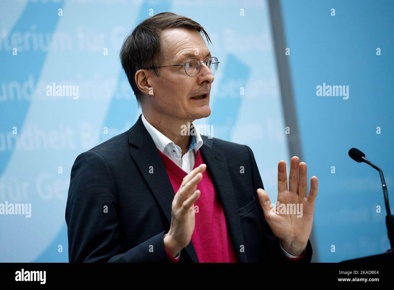 Berlino, Germania. 02nd Nov 2022. Karl Lauterbach (SPD), Ministro federale della sanità, alla presentazione dello studio di corona sull'impatto della pandemia di corona su bambini e adolescenti. Credit: Carsten Koall/dpa/Alamy Live News Foto Stock