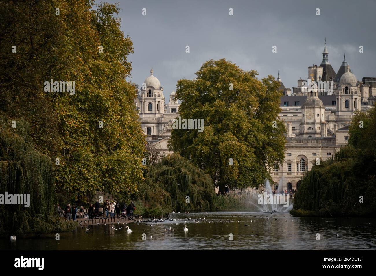 Persone a St James's Park, Londra. Il tempo umido e ventoso batterà parti del Regno Unito come novembre continua il suo inizio blustery. Data immagine: Mercoledì 2 novembre 2022. Foto Stock