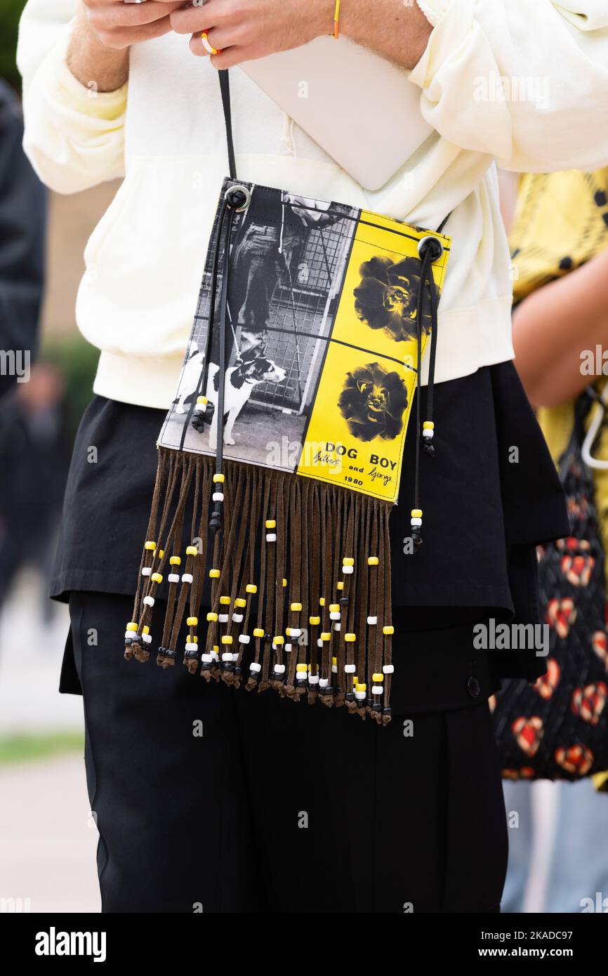Milano, Italia - 21 settembre 2022: Donna indossa una borsa a spalla per cane Gilbert e George Pouch di JW Anderson, abbigliamento Street style Foto Stock