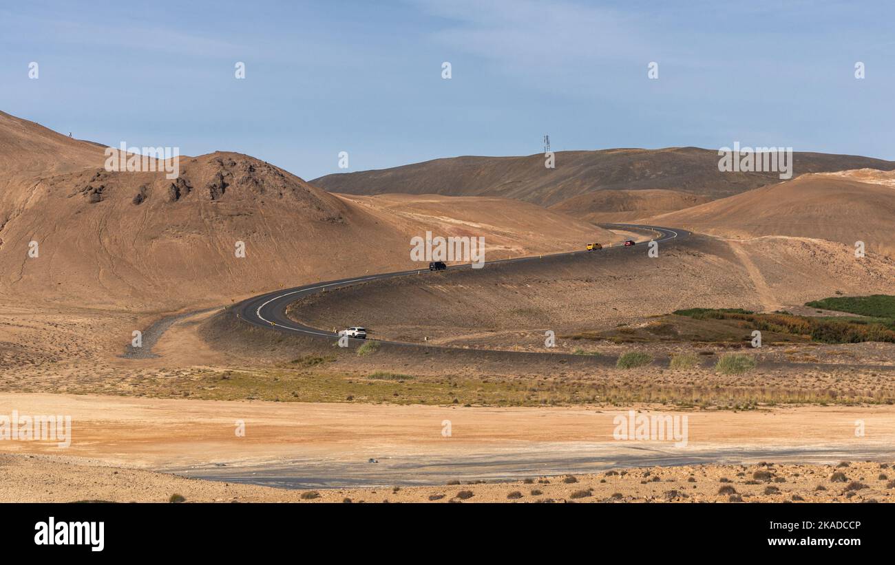 Panoramica circonvallazione dell'Islanda curvilinea che collega i siti turistici più famosi dell'isola Foto Stock