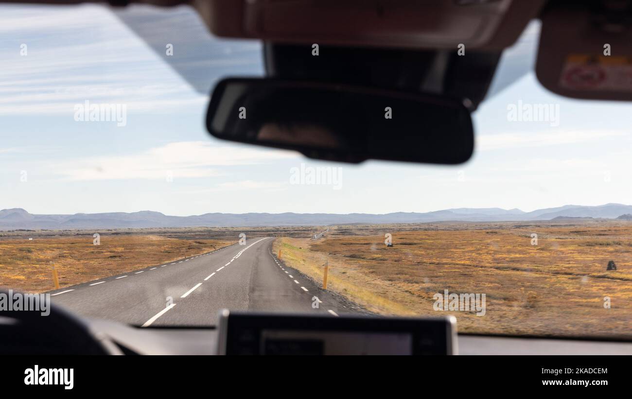 Vista prospettica della circonvallazione islandese dal parabrezza del conducente all'interno dell'auto Foto Stock Vista prospettica della circonvallazione islandese dal parabrezza del conducente all'interno dell'auto Foto Stock