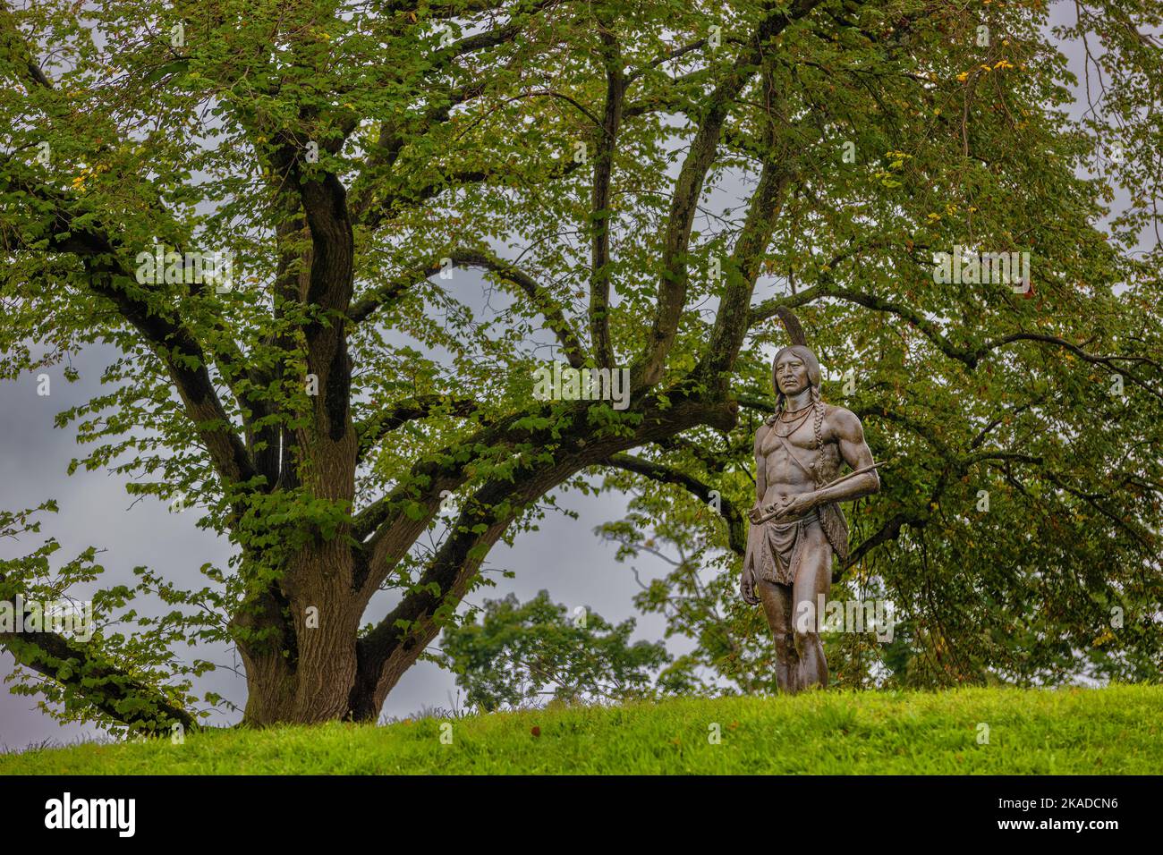 Plymouth, Massachusetts, USA - 12 settembre 2022: . National Historic Landmark posizione dal 1935 si erge una statua eretta nel 1921 di una massa indiana Foto Stock