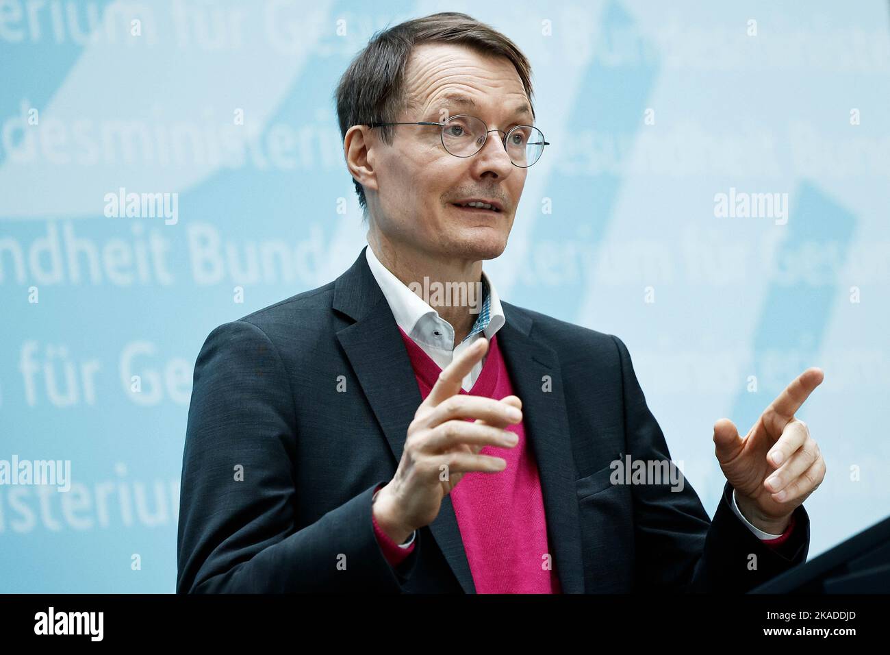 Berlino, Germania. 02nd Nov 2022. Karl Lauterbach (SPD), Ministro federale della sanità, alla presentazione dello studio di corona sull'impatto della pandemia di corona su bambini e adolescenti. Credit: Carsten Koall/dpa/Alamy Live News Foto Stock