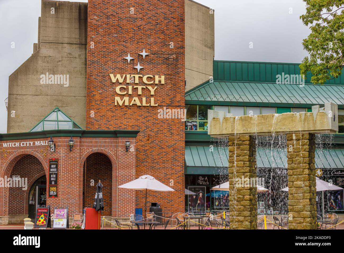 Salem, Massachusetts, USA - 3 settembre 2022: Centro commerciale di Witch City con fontana. Foto Stock
