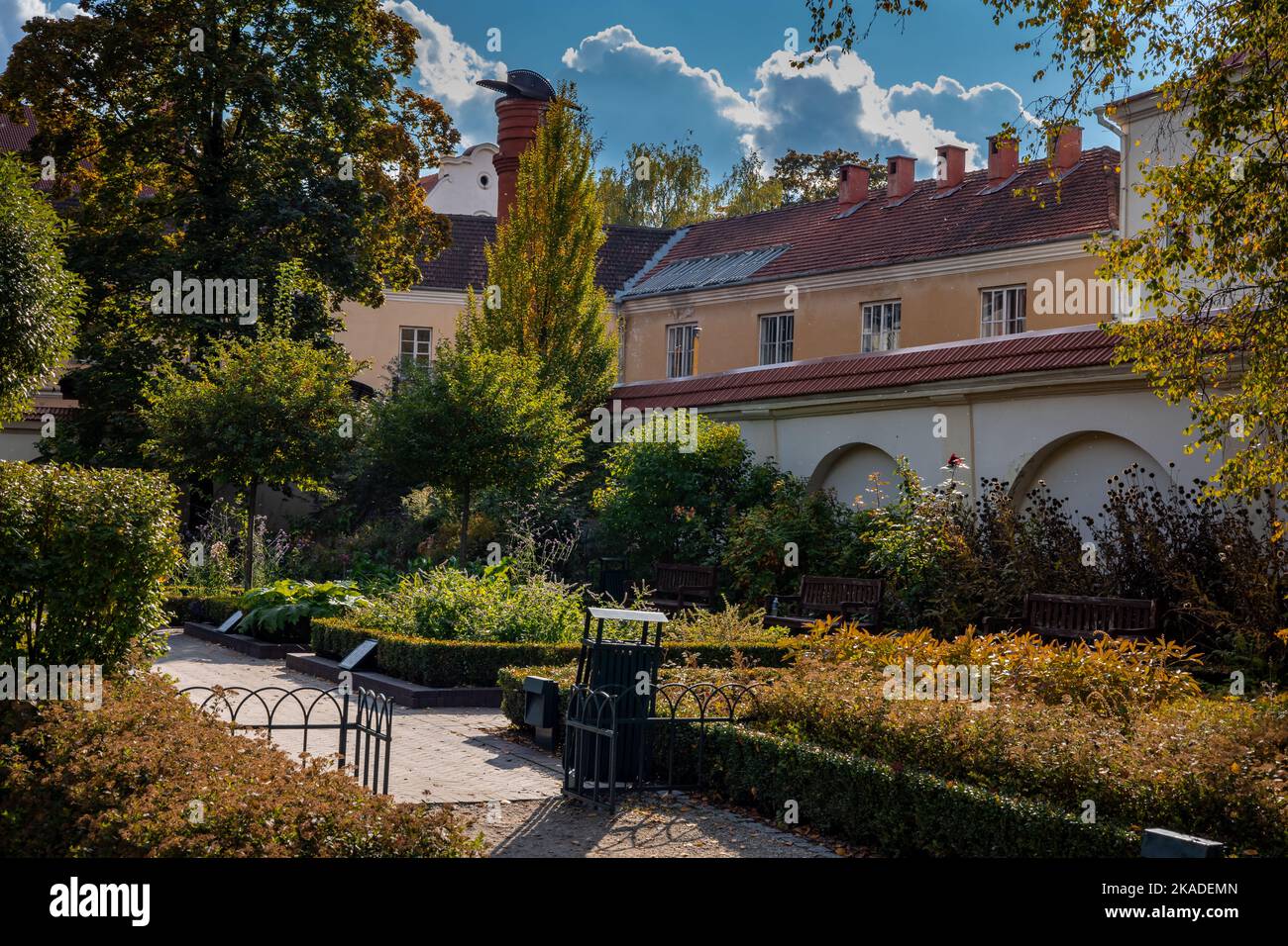 Vilnius, Lituania - 26 settembre 2022: Architettura storica nel Giardino Bernardino nel centro storico di Vilnius. Foto Stock