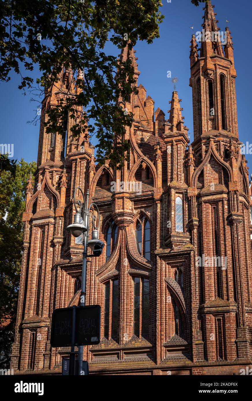 Vilnius, Lituania - 26 settembre 2022: Facciata di Sant'Anna churche gotica in mattoni nella città vecchia di Vilnius. Foto Stock