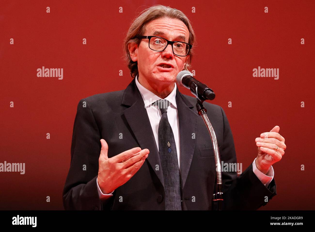 2 novembre 2022, Tokyo, Giappone: Il produttore Stephen Woolley parla durante la cerimonia di chiusura del Festival Internazionale del Film di Tokyo 35th (TIFF) al Tokyo International Forum di Tokyo. (Credit Image: © Rodrigo Reyes Marin/ZUMA Press Wire) Foto Stock
