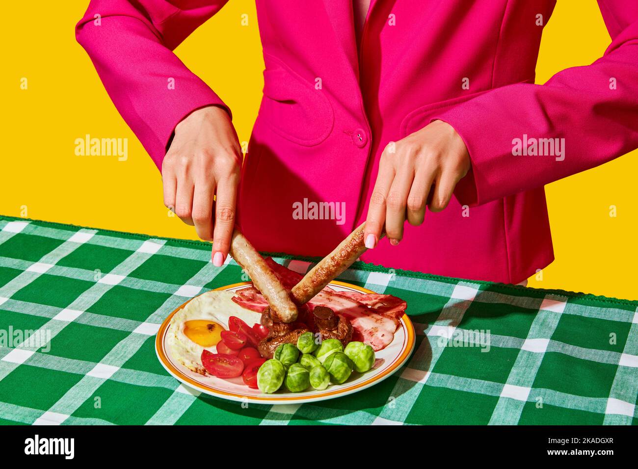 Immagine divertente di una donna che mangia la colazione inglese con salsicce, uova fritte, cavolini di Bruxelles e pomodoro. Vintage, stile retrò. Fotografia di arte pop del cibo. Foto Stock