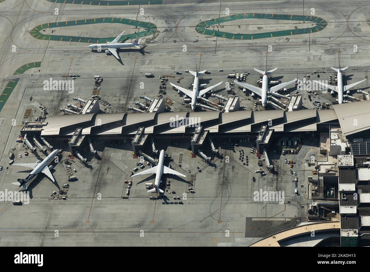 Vista aerea del TERMINAL INTERNAZIONALE TOM BRADLEY l'aeroporto più pesante del mondo, Los Angeles Int. E' il principale aeroporto internazionale che serve Los Angeles e la sua area metropolitana circostante. Ottobre 12, 2022. Foto di Thomas Arnoux/ABACAPRESS.COM Foto Stock