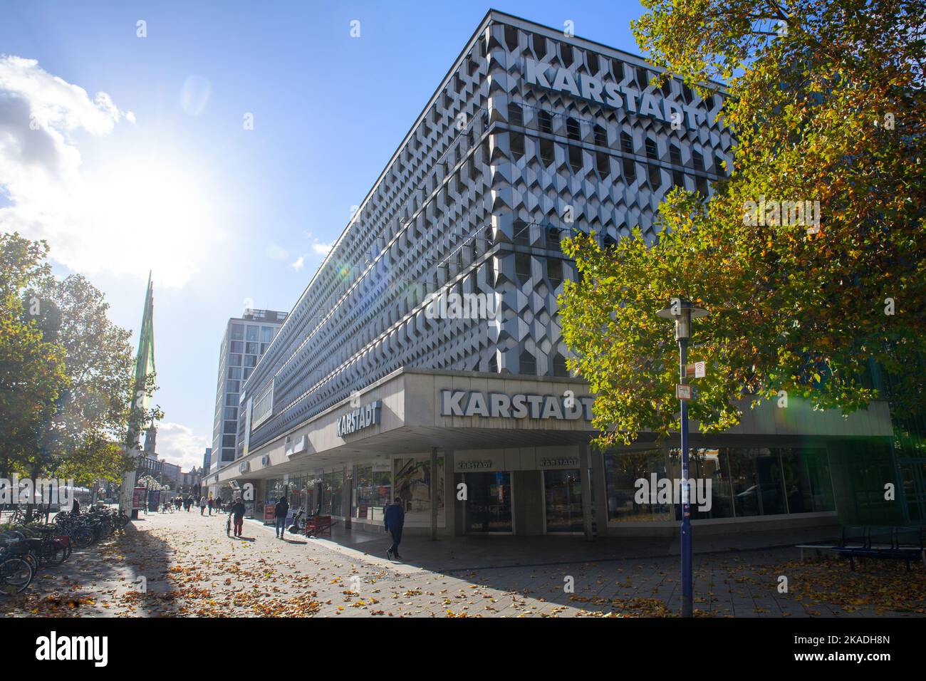Magdeburgo, Germania. 02nd Nov 2022. Il negozio Galeria Karstadt Kaufhof si trova nel centro della capitale dello stato di Magdeburgo. Nel contesto della crisi energetica e della crisi dei consumatori, la direzione aveva annunciato che almeno un terzo dei 131 grandi magazzini in Germania dovevano essere chiusi e che i licenziamenti obbligatori erano inevitabili. Il sindacalista Nutzenberger ha chiesto la conservazione del maggior numero possibile di posti di lavoro. Credit: Klaus-Dietmar Gabbert/dpa/Alamy Live News Foto Stock