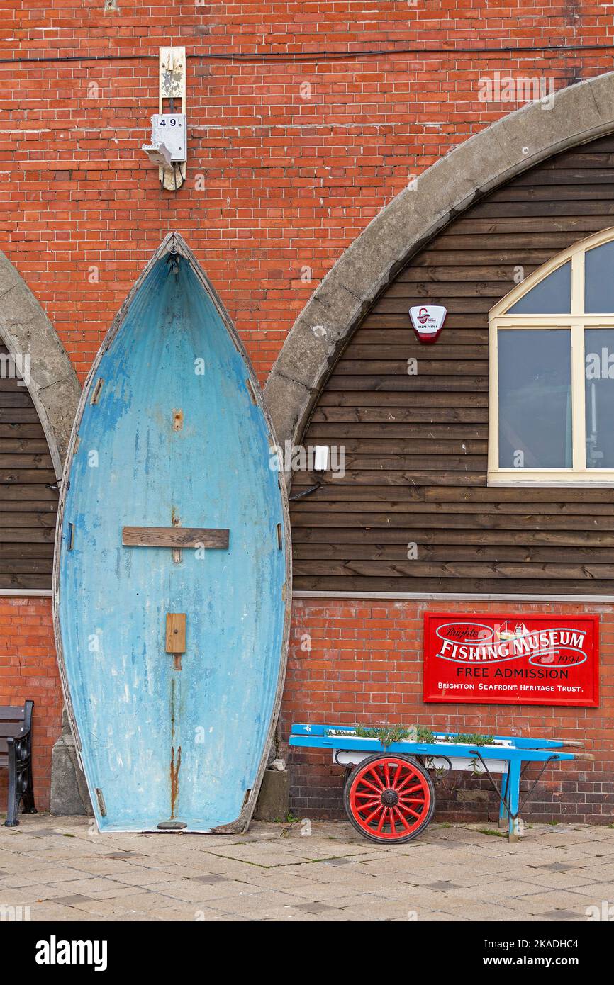 Boot, Verkaufskarren, Museo della pesca, Brighton, Inghilterra, Großbritannien | Barca, carrello, Museo della pesca, Brigthon, Inghilterra, Gran Bretagna Foto Stock