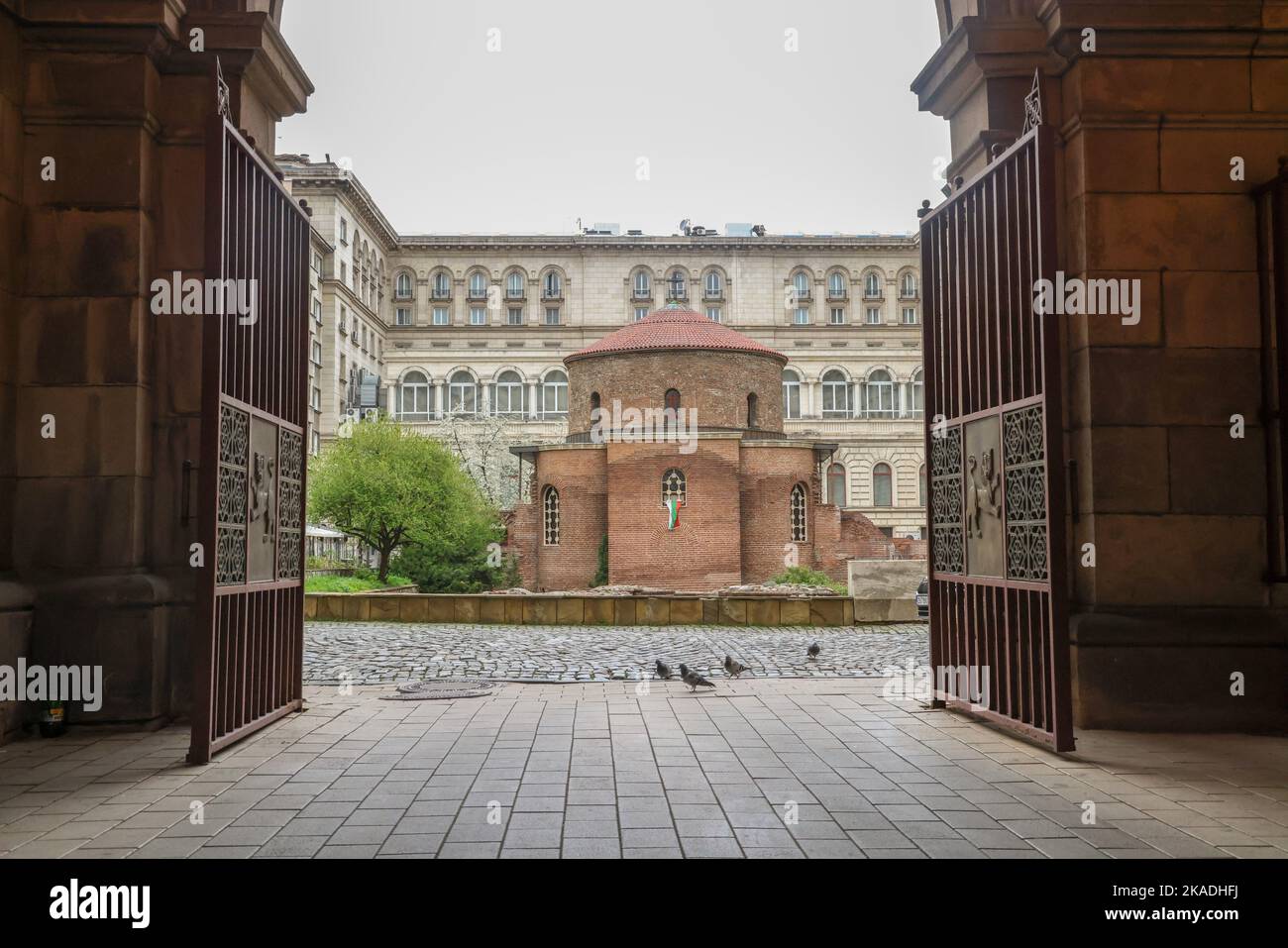 Ammira la storica chiesa romana di San Giorgio (la rotonda di San Giorgio) a Sofia, Bulgaria, circondata da edifici sovietici Foto Stock