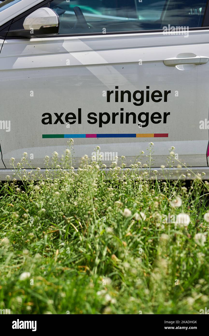 La compagnia Ringer Axel Springer ha parcheggiato accanto alle erbacce verdi nel quartiere di stare Zegrze Foto Stock