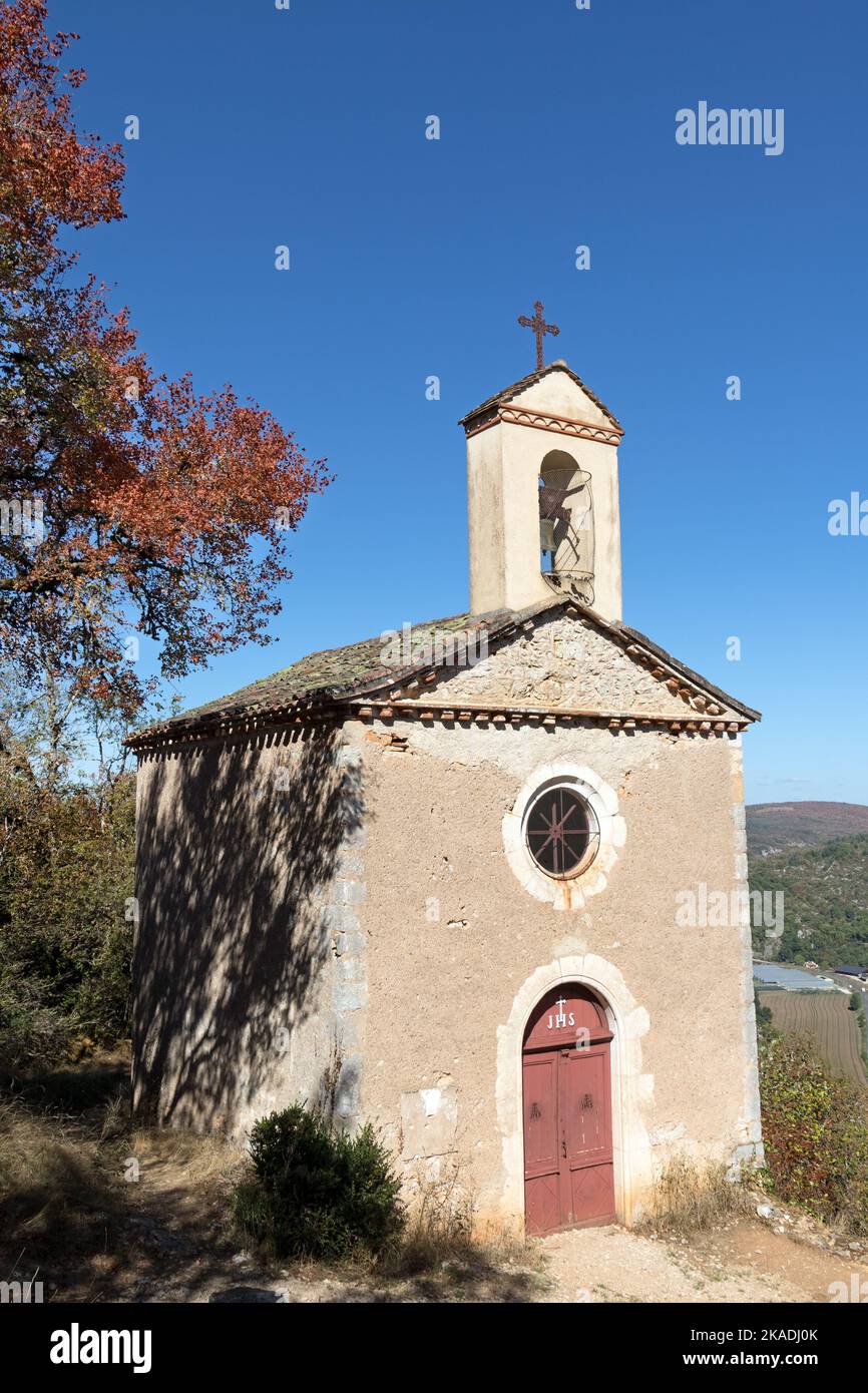 La Chapelle Saint-Croix vicino al villaggio di Saint-Cirq-Lapopie in autunno, Lot Dipartimento, Francia Foto Stock