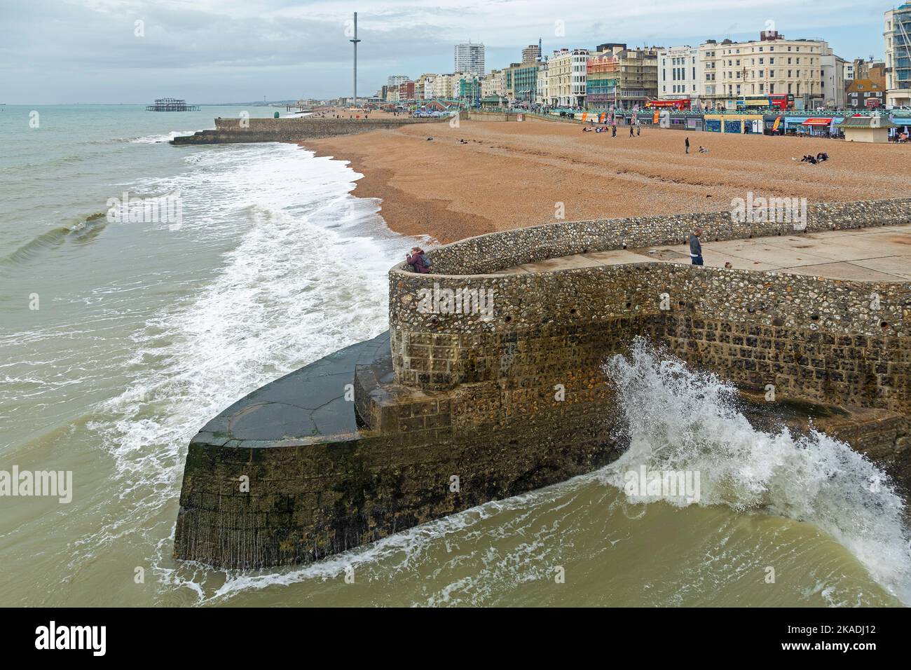 Edifici, spiaggia, groyne, lungomare, Brighton, Inghilterra, Gran Bretagna Foto Stock