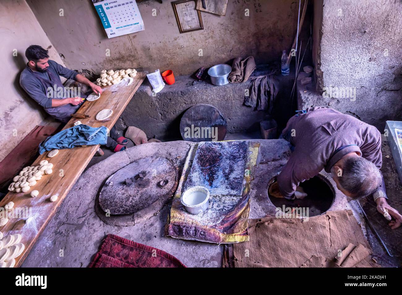 Uomini che lavorano in una panetteria tradizionale del Kashmir a Leh, Ladakh, India Foto Stock