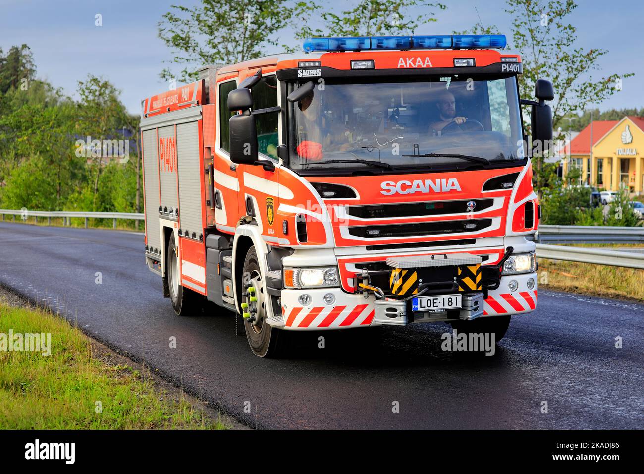 Scania Saurus Fire Engine del Pirkanmaa Rescue Department su strada in una giornata di sole d'estate. Akaa, Finlandia. Agosto 12, 2021. Foto Stock