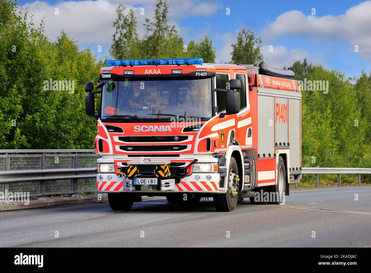 Scania Saurus Fire Engine del Pirkanmaa Rescue Department su strada in una giornata di sole d'estate. Akaa, Finlandia. Agosto 12, 2021. Foto Stock
