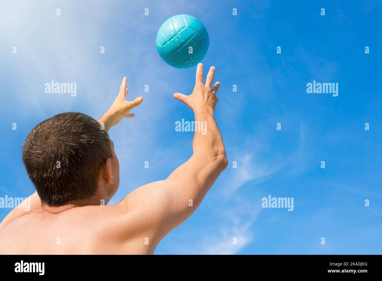 Primo piano di un giocatore con un pallone da pallavolo. La vista dal retro. Foto Stock