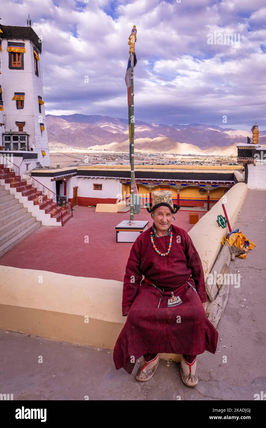 Anziano in abiti tradizionali Ladakhi, Monastero di Spituk (Gompa), distretto di Leh, Ladakh, India Foto Stock