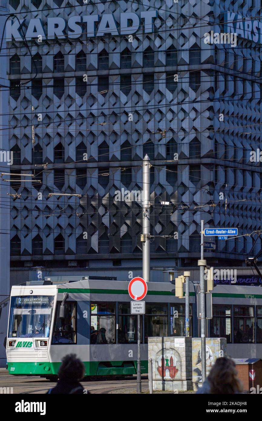 Magdeburgo, Germania. 02nd Nov 2022. Il negozio Galeria Karstadt Kaufhof si trova nel centro della capitale dello stato di Magdeburgo. Nel contesto della crisi energetica e della crisi dei consumatori, la direzione aveva annunciato che almeno un terzo dei 131 grandi magazzini in Germania dovevano essere chiusi e che i licenziamenti obbligatori erano inevitabili. Il sindacalista Nutzenberger ha chiesto la conservazione del maggior numero possibile di posti di lavoro. Credit: Klaus-Dietmar Gabbert/dpa/Alamy Live News Foto Stock