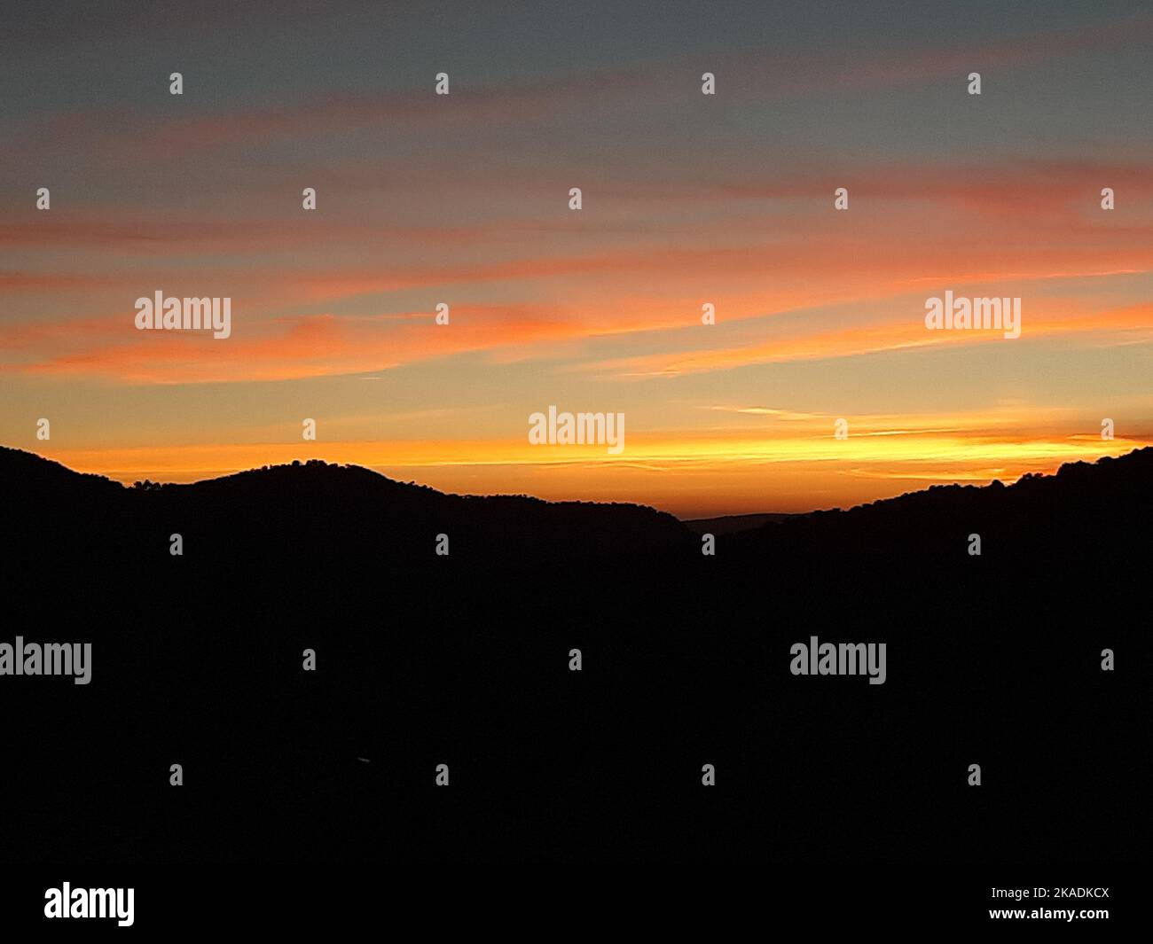 Tramonto in montagna al villaggio Valdecabras, Serrania de Cuenca, Spagna, con sorprendenti forme rocciose, che gli danno un tou magico e misterioso Foto Stock